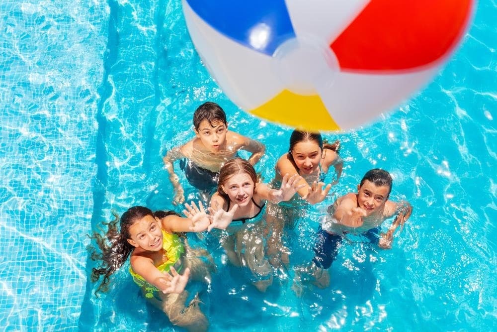 ¡Adelántate al verano con actividades acuáticas en la piscina!