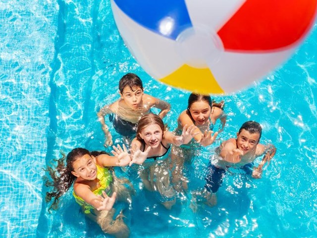¡Adelántate al verano con actividades acuáticas en la piscina!
